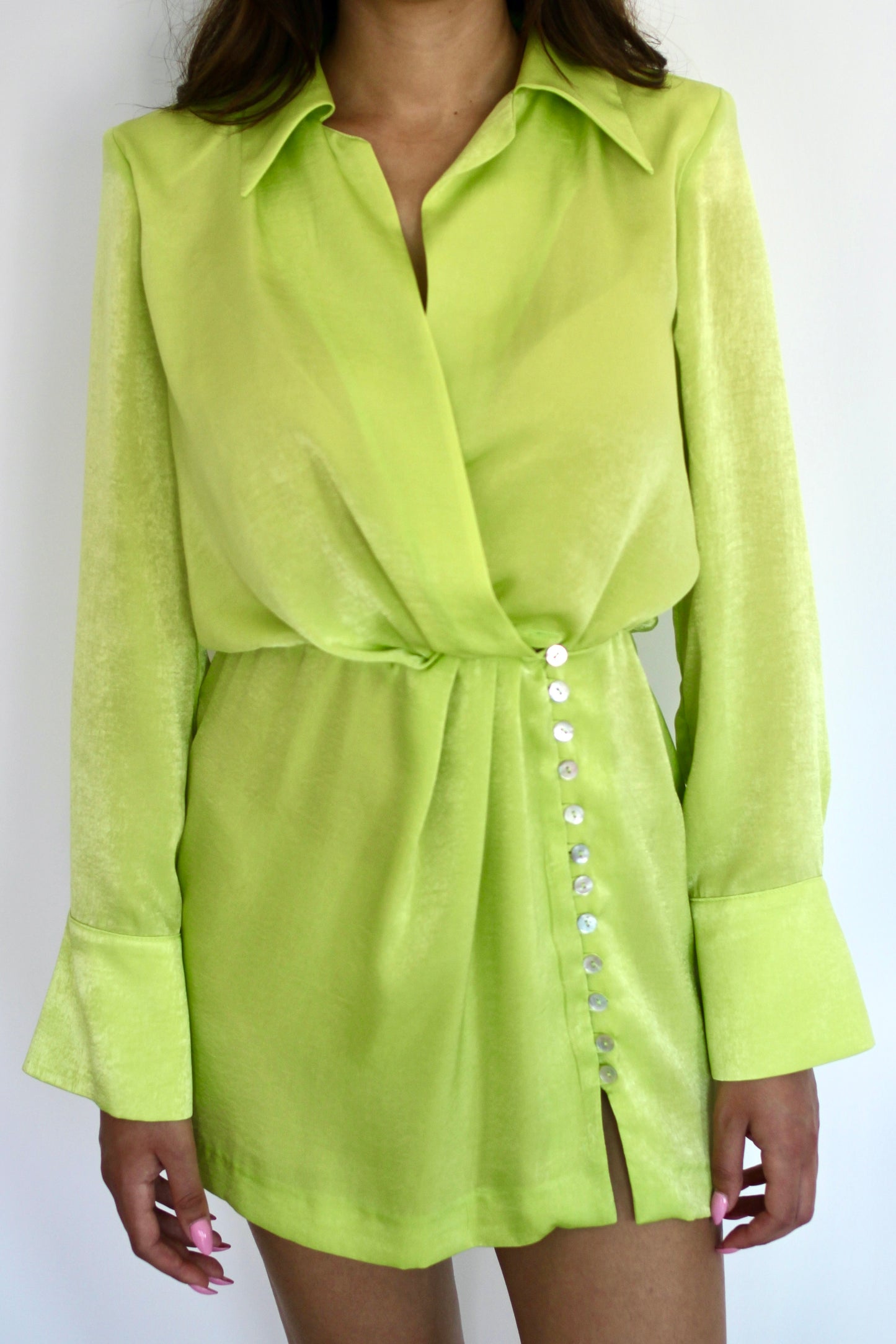 Robe satinée avec épaulettes