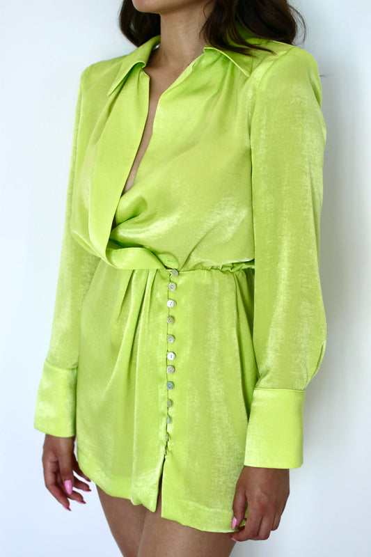 Robe satinée avec épaulettes